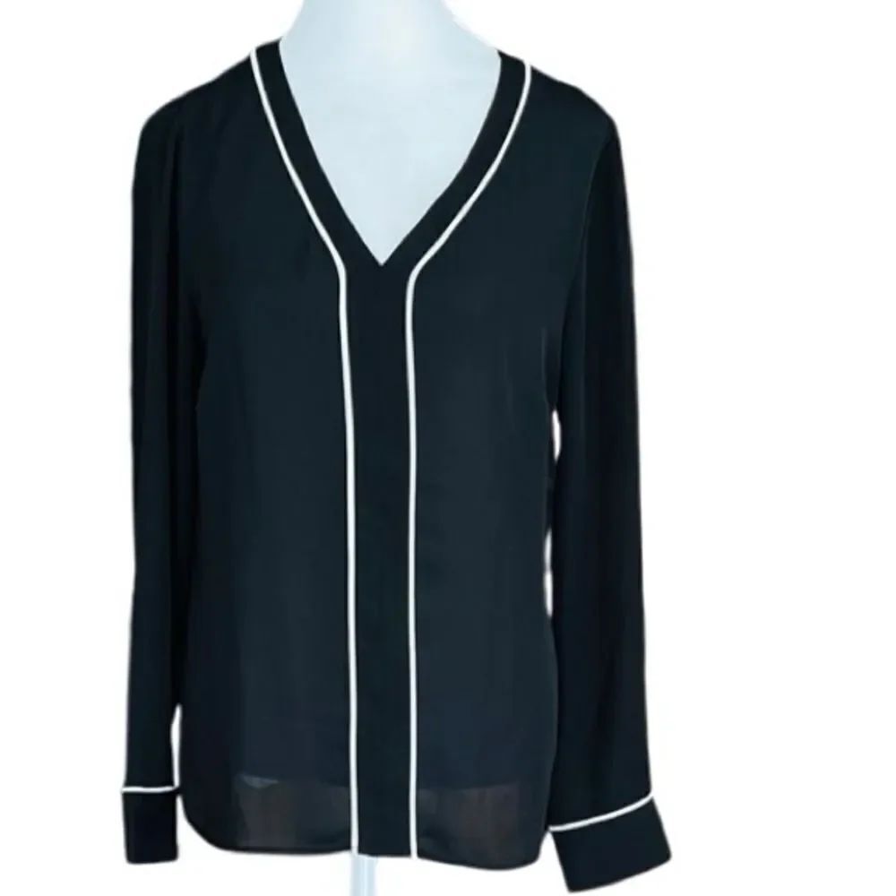 New with tags LAUNDRY by Shelli Segal black, ivory trim v neck blouse size 4